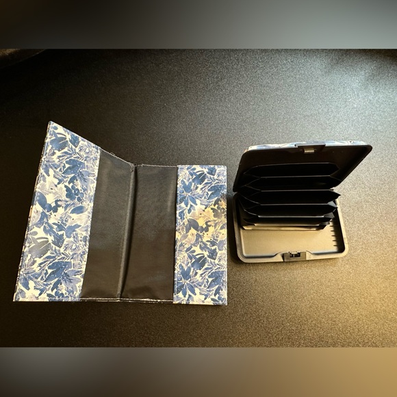 New - Miami Carryon Passport Cover Set Blue Flowers - Picture 4 of 5